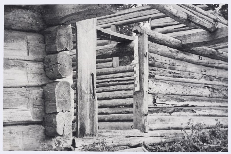 Rusi talu laut-küün, küüni esisein ukseavaga.