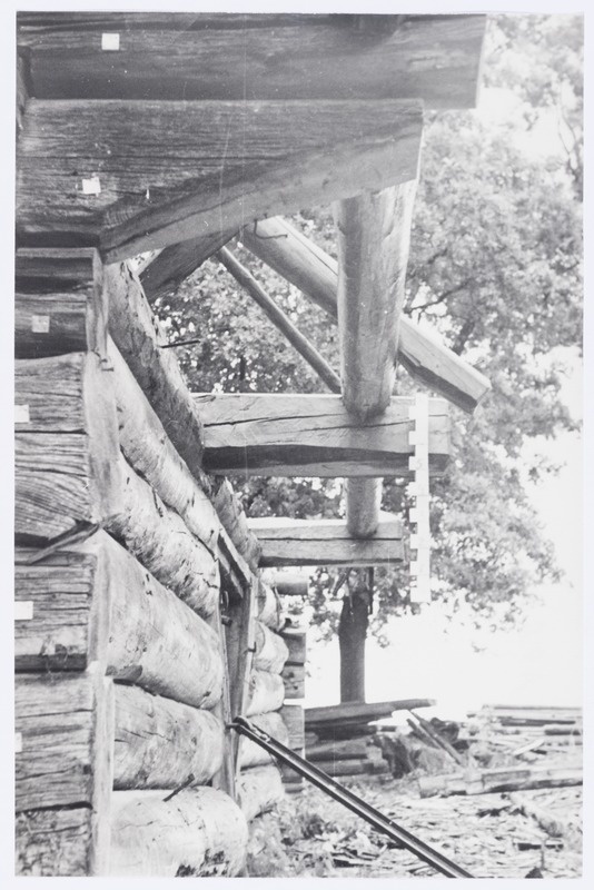 Rusi talu laut-küün, lauda esikülje sarikate kandekonstruktsioon.