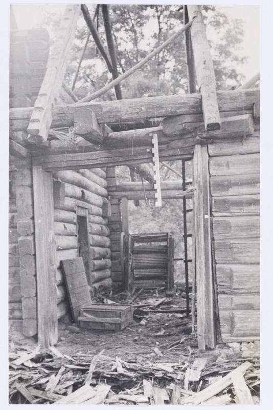 Rusi talu rehemaja lahtivõtmine, rehealuse tagumiste väravate piit