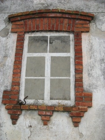 Priima talu elumaja kinnimüüritud aken (otsaseinas keskmine). Kasepää küla, Peipsi tn 4