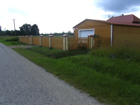 Riida talu garaaž aianurgaga. Kasepää küla, Peipsi tn 88