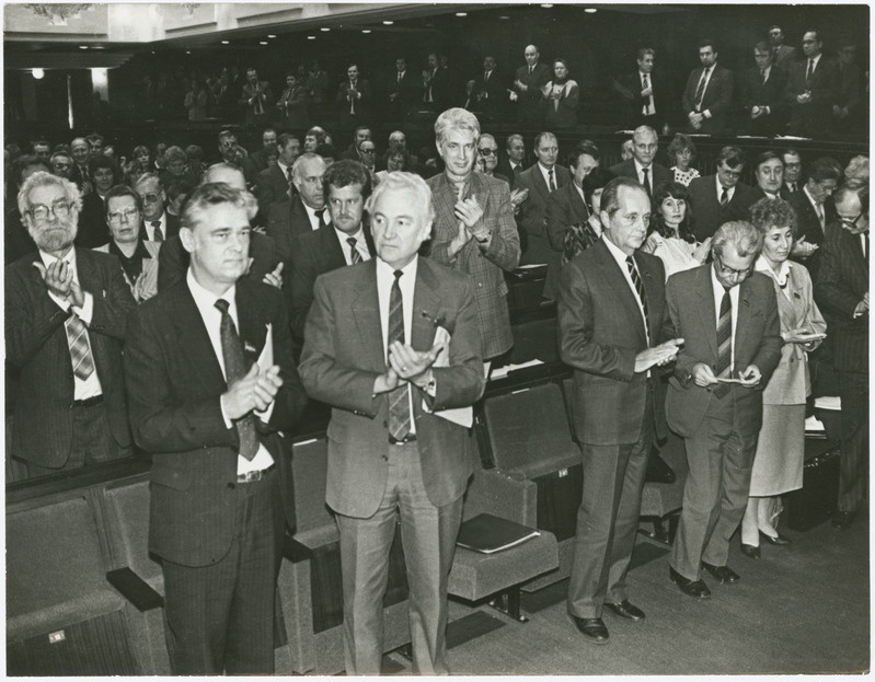 ENSV Ülemnõukogu XI koosseisu XIII istungjärk võttis 12 septembril 1989 a vastu otsuse ajaloolis-õiguslikust hinnangust Eestis 1940 aastal toimunud sündmuste kohta.