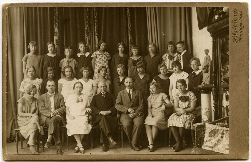 Tallinna Juhkentali algkooli VI klassi lõpetajad õpetajate ja kooli juhatajaga