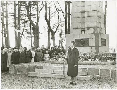 T. Velliste kõneleb K. Päts´i sünnipäeval Tahkuranna mälestusmärgi juures  duplicate photo