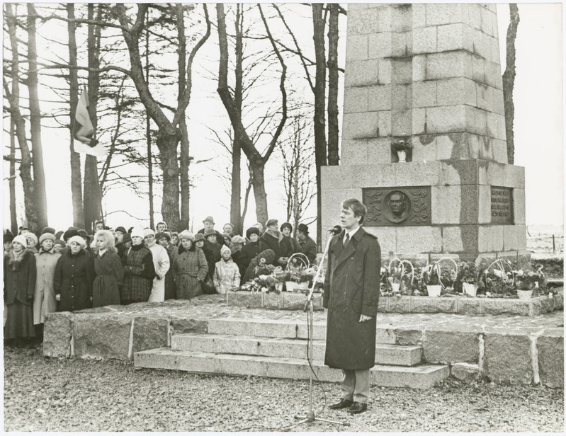 T. Velliste kõneleb K. Päts´i sünnipäeval Tahkuranna mälestusmärgi juures