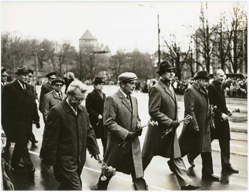 Demonstratsioon Vabaduse väljakul 7 novembril 1989. Kolonni peas marssisid esmakordselt vabariigi partei- ja valitsusjuhid