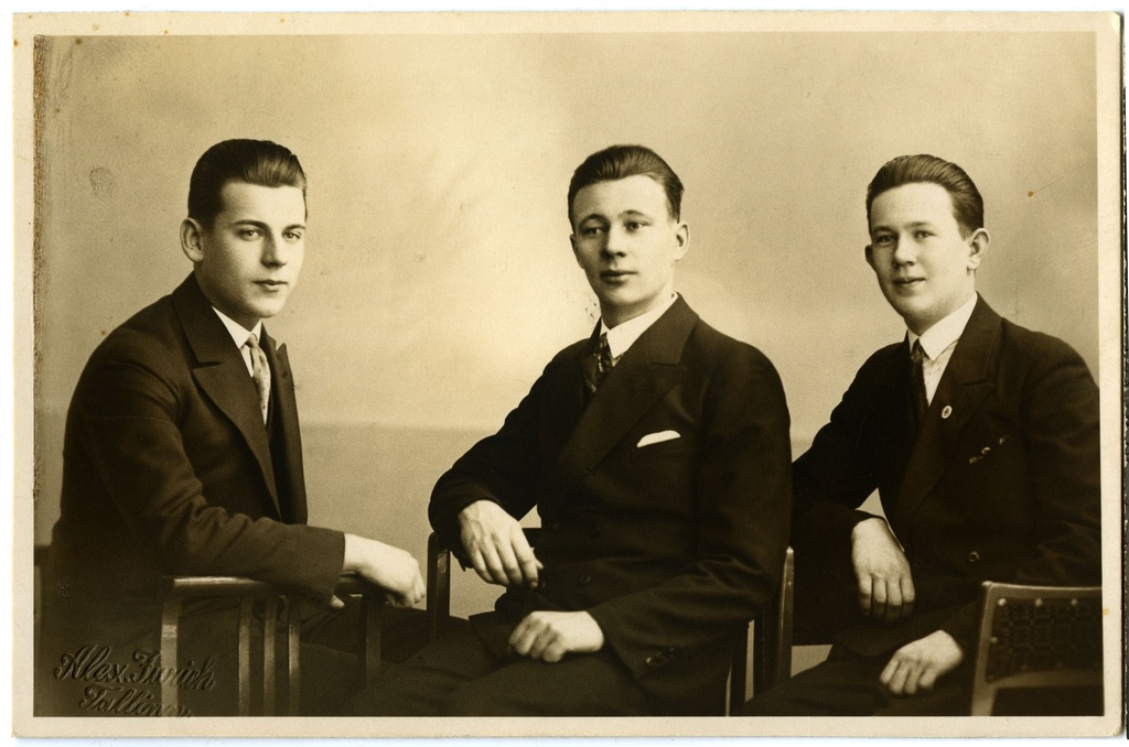 Viktor Birk kahe kaaslasega. Foto tagaküljel kuup. 27.12.1929.a.