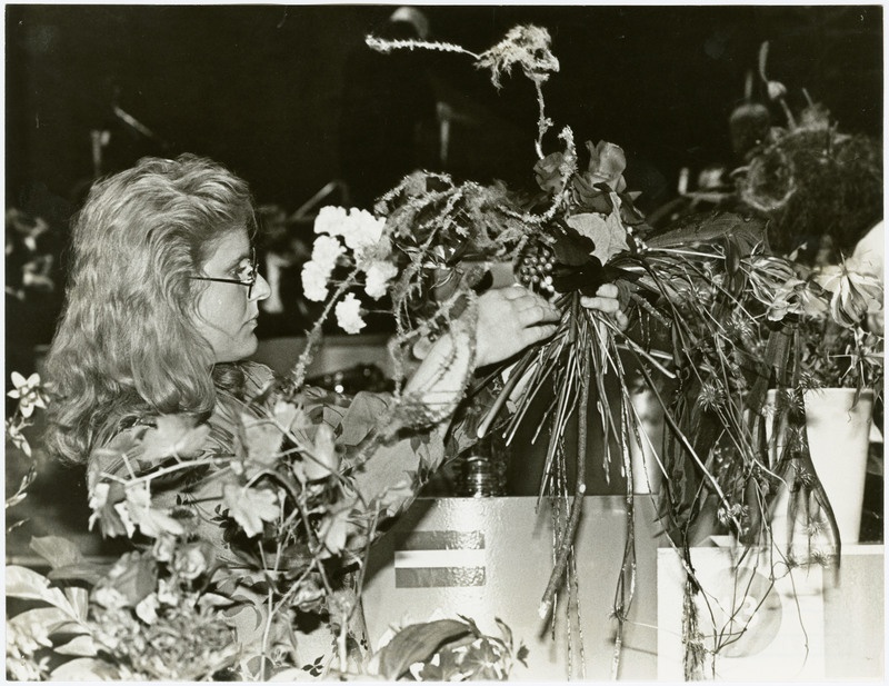 Rahvusvaheline lilleseadjate võistlus Linnahallis, september 1992. Teise koha võitnud Carola Helena Flytström võidutööga. Võistluses osales rahvusvahelise mainega lilleseadjaid kaheteistkümnest riigist.