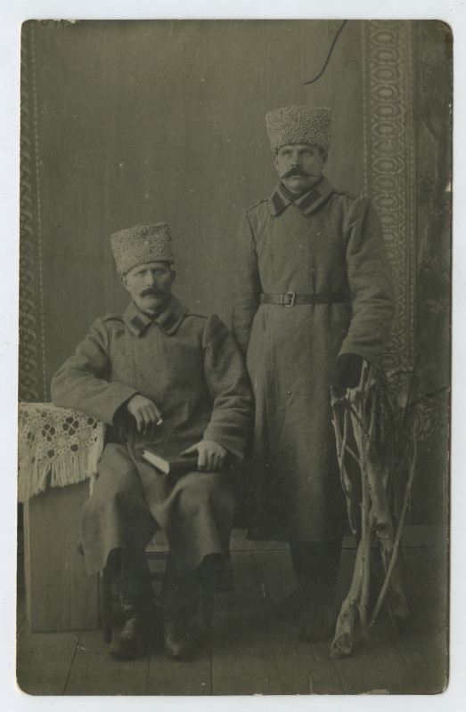 Kaks sõjaväelast sinelites, papaahadega. Istub Jüri Jemmer - annetaja vanaisa.