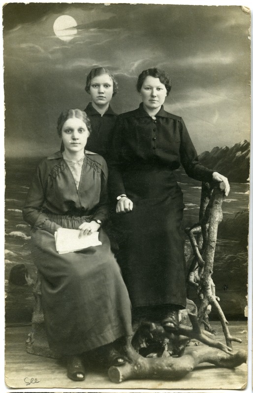 Grupipilt - Ema kahe tütrega uhke fooni taustal