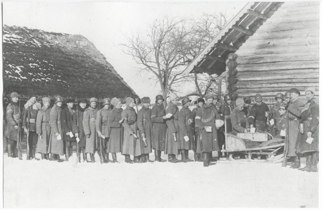 Eesti Asutava Kogu valimised. Sõdurid valimas vabadussõja rindel, Setumaal Rõžikovo külas, 5. aprillil 1919.