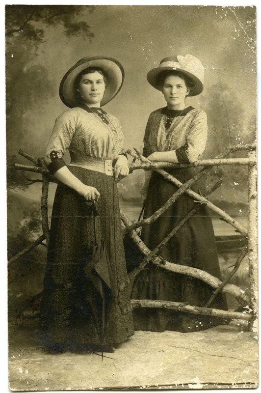 Kaks naisterahvast laiaääreliste kübaratega.