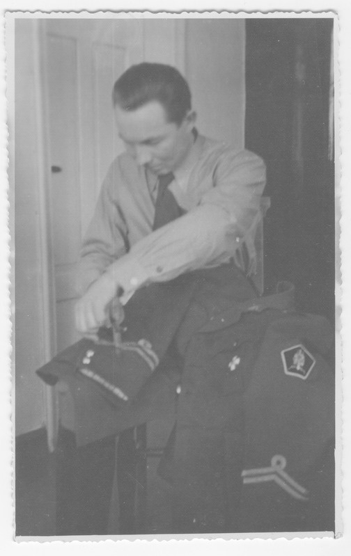 Edgar Kilk - Sakala Pataljoni 2. kompanii II rühma ülem, kõrvaldab vormikuuelt eesti ohvitseri tunnuseid seoses üleminekuga T.T. Punaarmeesse
