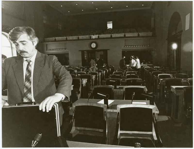 Eesti Ülemnõukogu viimane 82. istungjärk on lõppenud. Fotol tühi saal lahkuvate saadikutega. Esiplaanil Vladimir Lebedev.