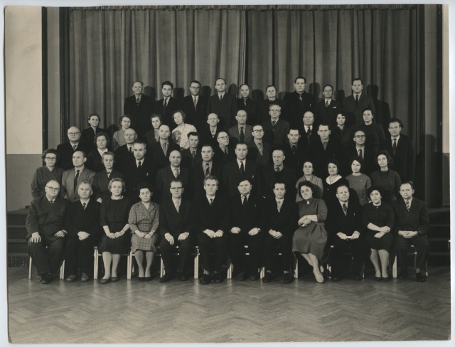 Tallinna Pedagoogilise Instituudi õppejõudude grupipilt. Kolmandas reas vasakult 2. Miralda Toompark (saksa keele ja kirjanduse õppejõud).