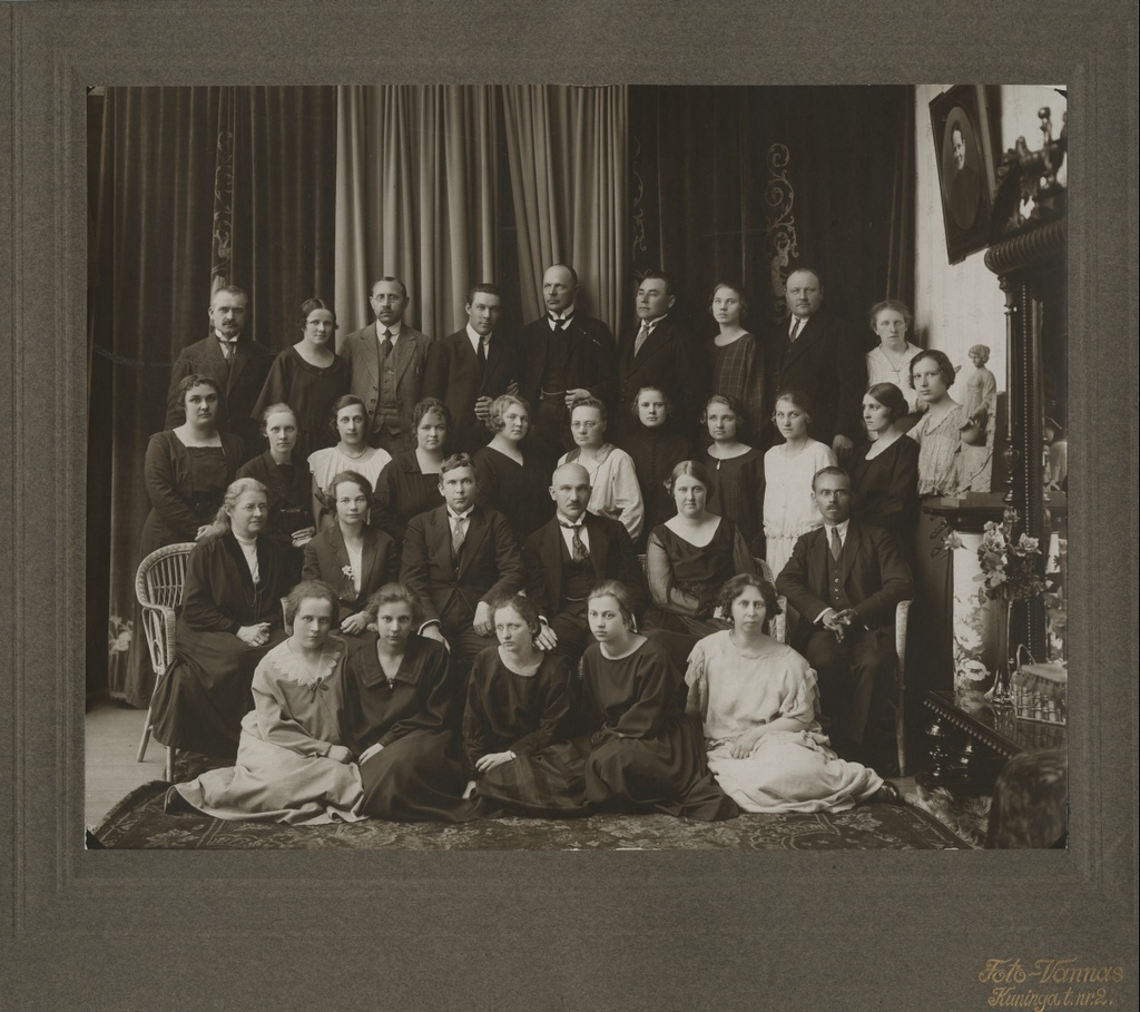 Grupipilt Riigi Kunsttööstuskooli õpilaste ja õpetajatega. 
All 1.rida: vasakult 1. Elli Roode (Els Roode ema), 2.Helmi Allik (hilisem Kunsttööstuskooli õpetaja), 3.Marie Miller; 2.rida: vasakult: 2. Adele Mels (Reindorff), 3. August Kilgas, 4. Voldemar Päts (kooli direktor), 5. Helmi Koljo, 6. Theodor Ussisoo (kalligraafia õpetaja); 3.rida: vasakult 4. Roosimägi (käsitöö õpetaja).