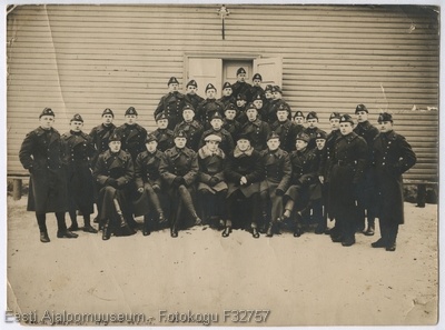 Grupipilt hoone taustal: Aegna komandantuuri II patarei meeskond.