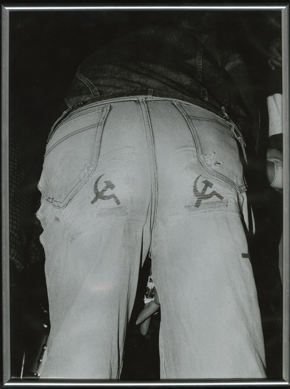 Sirbi ja vasara embleemid teksapükste taga öölaulupeol Tallinna Lauluväljakul. Foto sarjast "Laulev revolutsioon" / "Laulava vallankumous".