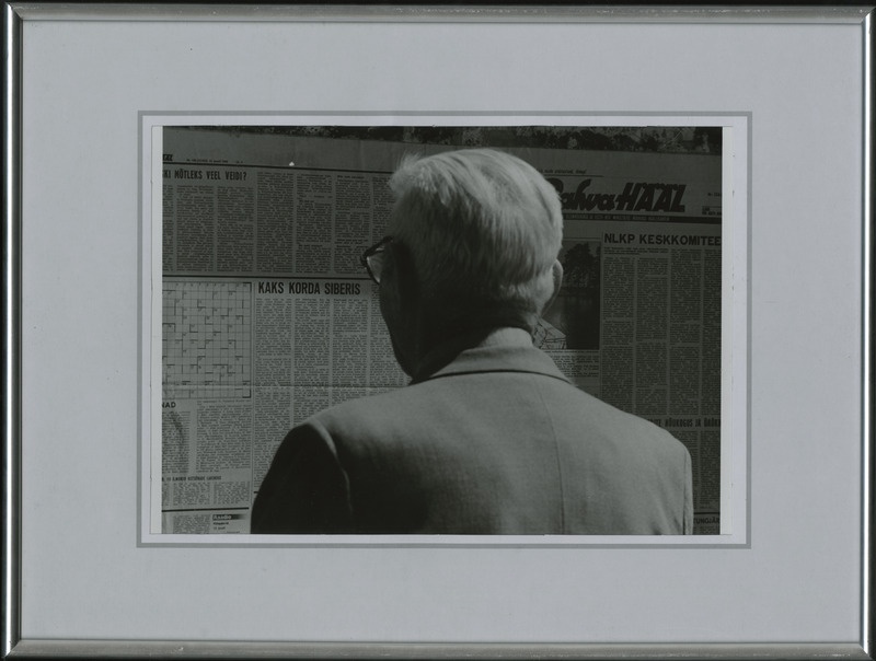 Vana mees lugemas seinale kinnitatud ajalehte "Rahva hääl" (12.06.1988). Foto "Rahva hääl 12.6.88" ,sarjast "Laulev revolutsioon" / "Laulava vallankumous".