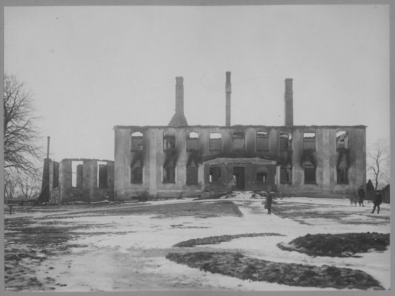 Haljava mõis pärast 1905.a ülestõusu käigus toimunud mõisate põletamist.