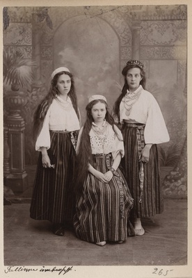 Grupifoto: Kolm neiut Tallinna ümbrusest.  duplicate photo