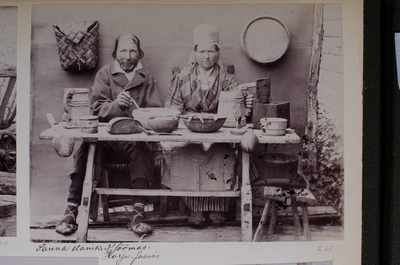 Harju-Jaani saunikud söömas.  duplicate photo