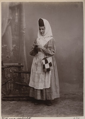 Ateljeefoto: naine rätiga pottmütsi ja kudumisvarrastega. Tallinna ümbrusest.  duplicate photo
