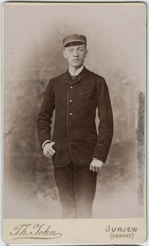Foto albumis: Tallinna Toomkooli õppejõudude ja õpilaste portreedega. Nikolai Schilling.