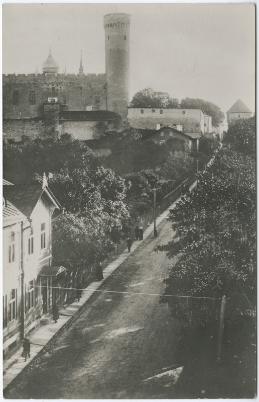 Tallinn. Vaade piki Falgi teed Toompea suunas, vasakul üleval Toompea linnus ja Pika Hermanni torn.