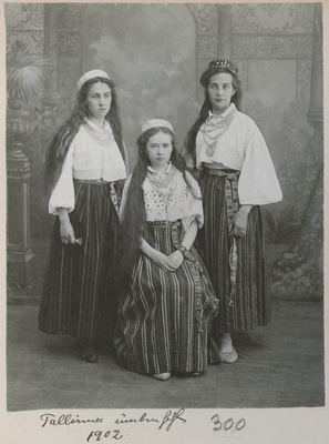 Grupifoto: kolm neiut Tallinna ümbrusest.  duplicate photo