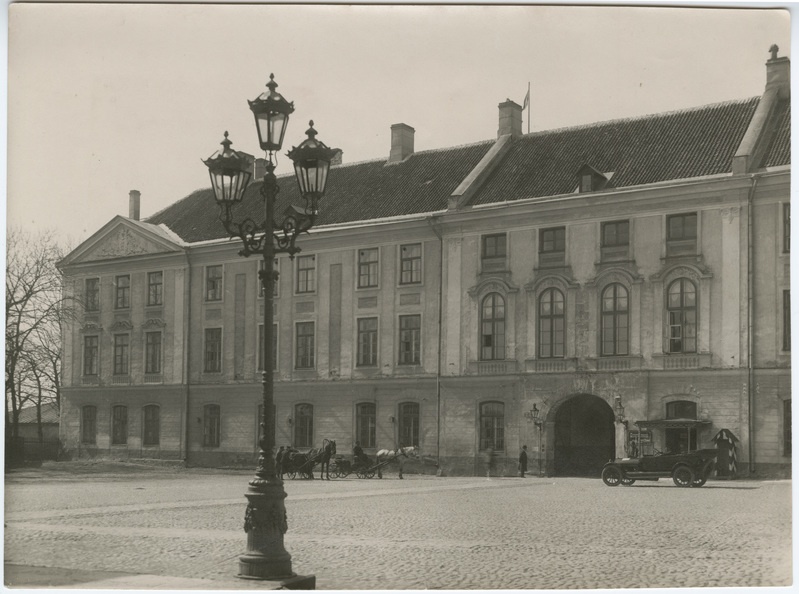 Toompea lossi esifassaad ja lossiesine väljak