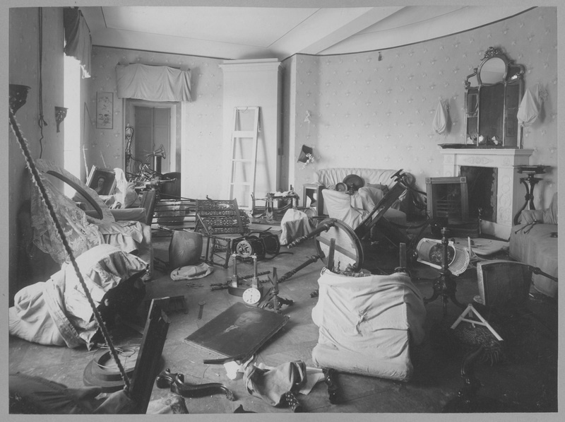 Lohu mõisa sisevaade pärast 1905.a ülestõusu käigus toimunud mõisate põletamist.