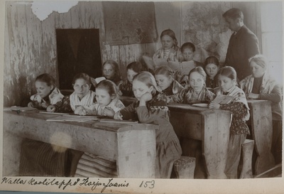 Valla koolilapsed Peningil, Harju-Jaanis.  duplicate photo