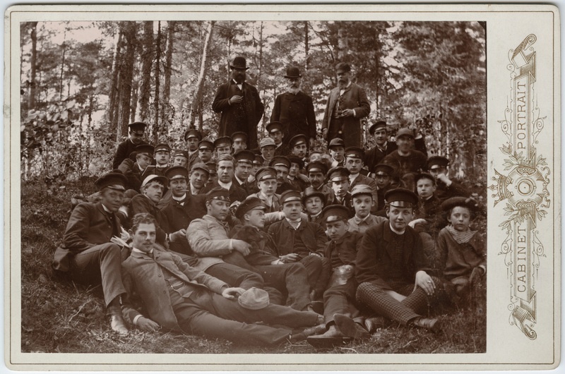 Foto albumis: Tallinna Toomkooli õppejõudude ja õpilased. 

Grupipilt: Tallinna Toomkooli õpilased ja õpetajad väljasõidul Lükatis.