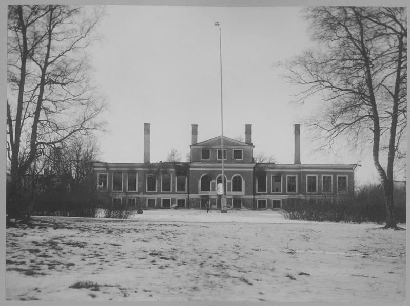 Raasiku mõis pärast 1905.a ülestõusu käigus toimunud mõisate põletamist.