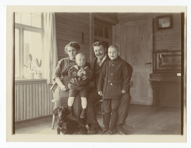 Grupipilt interjööris: mees, naine, kaks last, koer.