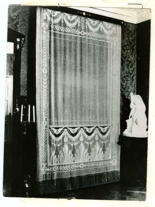 Eesti Vabariigi presidendi K. Pätsi residentsi kardinad Kadrioru lossis. Kavandid kunstnik Al. Möldroo, teostus L. Ormisson.