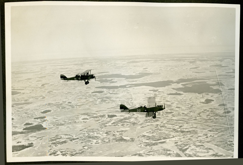 Kaks eesti lennukit D.H.9 nr 70 ja 32 lumise maastiku kohal.