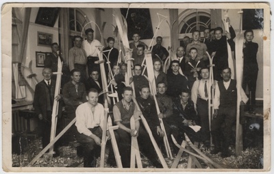 Petseri kaitseliidu mehed suuski korraldamas.  duplicate photo