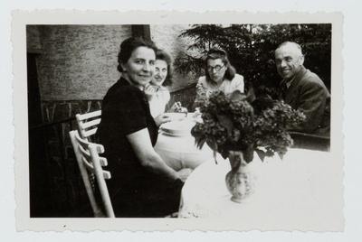 Paul Laamann Saksamaal külas abikaasal ja tütrel 1944.a.  similar photo