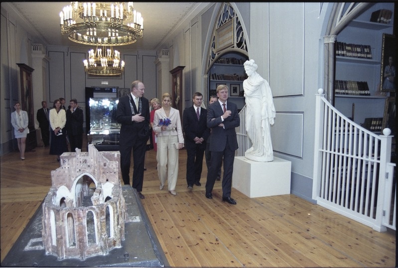 Tema Kuningliku Kõrguse Oranje printsi Willem-Alexanderi ja Tema Kuningliku Kõrguse printsess Maxima, Hollandi Kuningriigi suursaadiku Tema Ekssellents Joana M. P. F. van Vlieti külaskäik Tartu Ülikooli, 18. juuni 2002