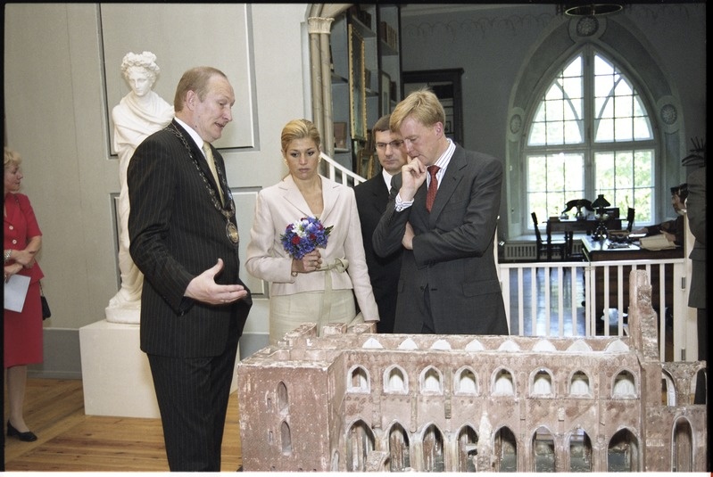 Tema Kuningliku Kõrguse Oranje printsi Willem-Alexanderi ja Tema Kuningliku Kõrguse printsess Maxima, Hollandi Kuningriigi suursaadiku Tema Ekssellents Joana M. P. F. van Vlieti külaskäik Tartu Ülikooli, 18. juuni 2002