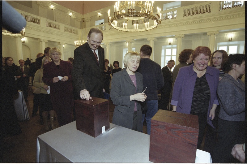 Tartu Ülikooli rektori valimised aulas, 28. veebr. 2003