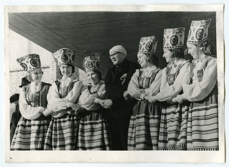 Urho Kaleva Kekkonen TRÜ rahvakunstiansambli tantsijate keskel