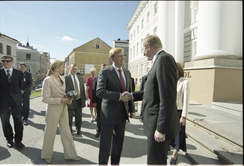 Tema Kuningliku Kõrguse Oranje printsi Willem-Alexanderi ja Tema Kuningliku Kõrguse printsess Maxima, Hollandi Kuningriigi suursaadiku Tema Ekssellents Joana M. P. F. van Vlieti külaskäik Tartu Ülikooli, 18. juuni 2002