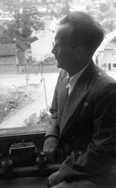 Mees istumas rõdul/aknal?