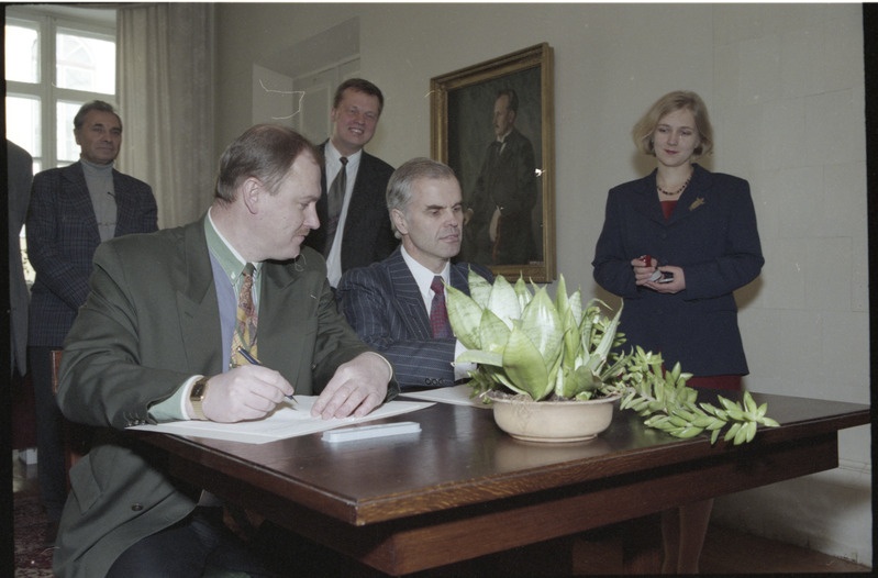 TÜ majandusteaduskonna uue maja lepingu allkirjastamine novembris 1997