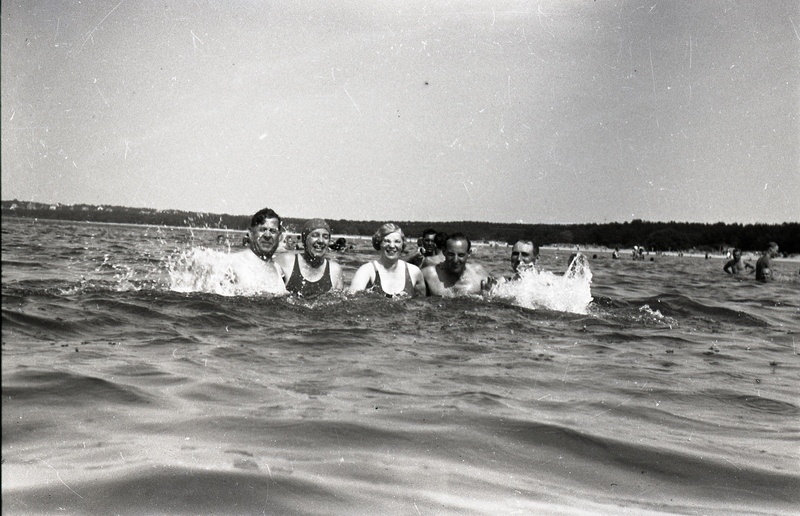 Kolm meest ja kaks naist vees (Pirita rand)