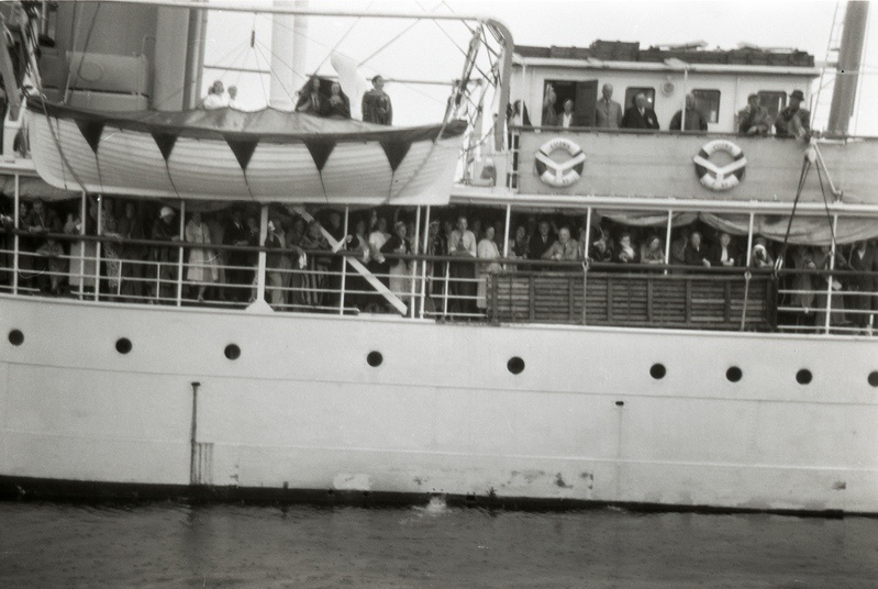 Inimesed laeval (päästerõngastel kiri Estonia Pärnu) (Pirita rand)