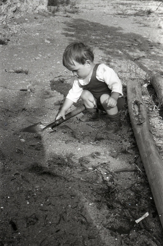 Väike laps kühvliga (Siina rahvas)